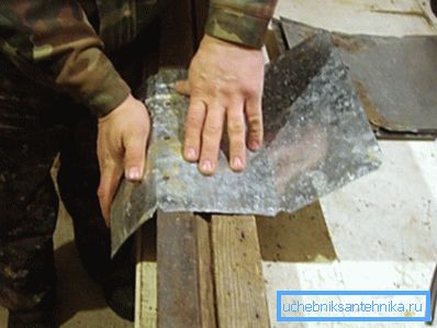 Delikatnie kształtuj metalową blachę