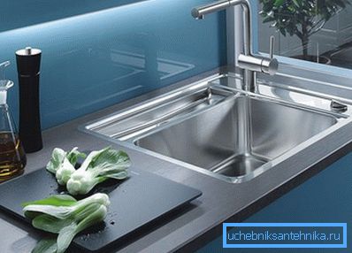 Zgrabny i stylowy design - charakterystyczna cecha metalowych umywalek. Zgrabny i stylowy design - charakterystyczna cecha metalowych umywalek.