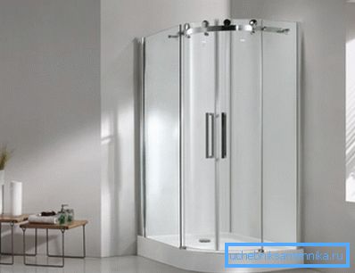 Akrylowy prysznic narożny 100x100 z niską piwnicą w minimalistycznym wnętrzu Akrylowy prysznic narożny 100x100 z niską piwnicą w minimalistycznym wnętrzu