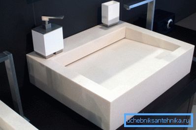 Produkty akrylowe mogą imitować ceramikę lub kamień. Produkty akrylowe mogą imitować ceramikę lub kamień.