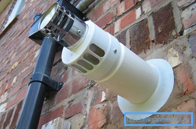 Alternatywny system odprowadzania dymu zainstalowany na ścianie jest zwykle wyposażony w specjalne filtry. Alternatywny system odprowadzania dymu zainstalowany na ścianie jest zwykle wyposażony w specjalne filtry.