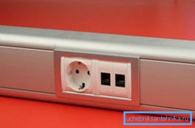 Aluminiowa prostokątna rurka we wnętrzu pokoju Aluminiowa prostokątna rurka we wnętrzu pokoju