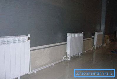 Baterie aluminiowe, przymocowane do dolnej płaszczyzny. Baterie aluminiowe, przymocowane do dolnej płaszczyzny.