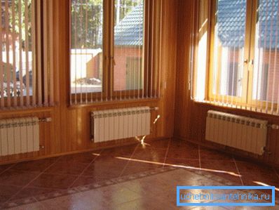 Aluminiowe grzejniki we wnętrzu wiejskiego domu Aluminiowe grzejniki we wnętrzu wiejskiego domu