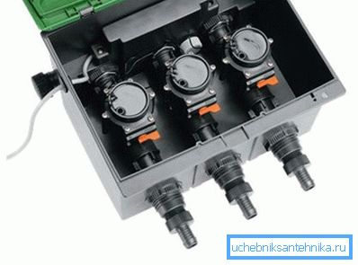 Zautomatyzowany system dystrybucji wody z zaworami elektromagnetycznymi.