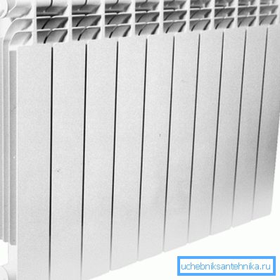 Promiennik bimetaliczny 500 na 80 na 80 składa się ze stalowej wkładki i zewnętrznej aluminiowej obudowy