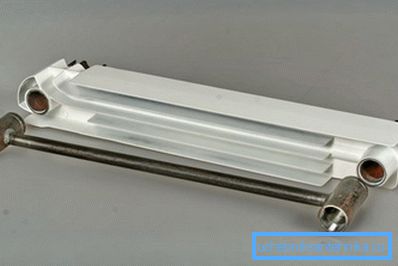 Bimetaliczny grzejnik ma stalowy rdzeń i aluminiową obudowę na górze. Bimetaliczny grzejnik ma stalowy rdzeń i aluminiową obudowę na górze.
