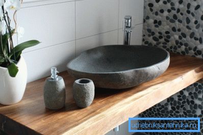 Szlachetne połączenie materiałów z litego drewna i kamienia naturalnego. Szlachetne połączenie materiałów z litego drewna i kamienia naturalnego.