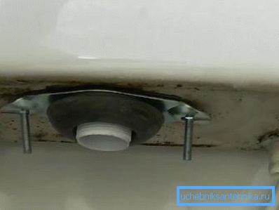 Śruby mocują połączenia zbiornika i wc Śruby mocują połączenia zbiornika i wc