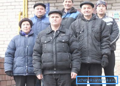 Zespół ślusarzy i rzemieślników jest gotowy do pracy. Zespół ślusarzy i rzemieślników jest gotowy do pracy.