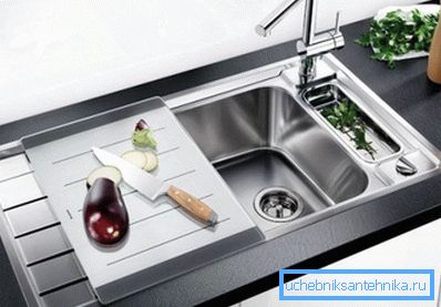 Miska z osadnikiem i platformą. Miska z osadnikiem i platformą.
