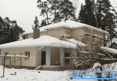 Prywatny dom rozprasza ciepło przez wszystkie otaczające struktury. Prywatny dom rozprasza ciepło przez wszystkie otaczające struktury.