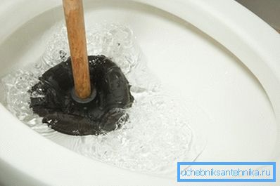 Czyszczenie toalety z zatkania nurnika Czyszczenie toalety z zatkania nurnika
