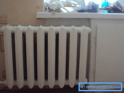 Żeliwna bateria pasuje do wnętrza twardego, zwłaszcza w kuchni. Żeliwna bateria pasuje do wnętrza twardego, zwłaszcza w kuchni.