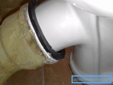 Rura ściekowa z żeliwa 100 mm połączona z muszlą klozetową Rura ściekowa z żeliwa 100 mm połączona z muszlą klozetową