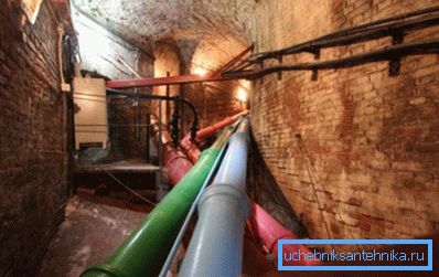 Instalacja sanitarna z surówki w piwnicy Peterhof.