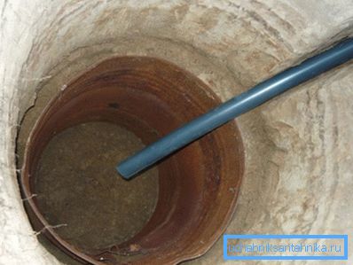 Wykonujemy odpływ z plastikowej rury. Wykonujemy odpływ z plastikowej rury.