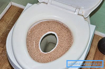 Wykonujemy małą dziurkę w plastiku. Wykonujemy małą dziurkę w plastiku.