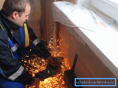 Demontaż starego grzejnika za pomocą 
