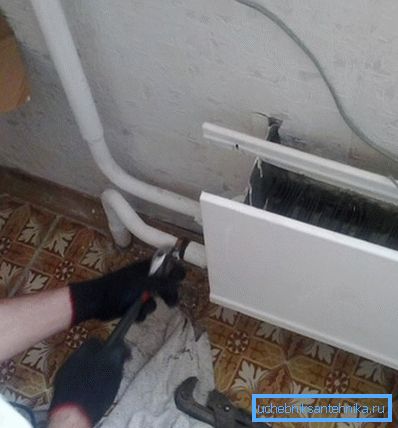 Demontaż starego grzejnika za pomocą kluczy