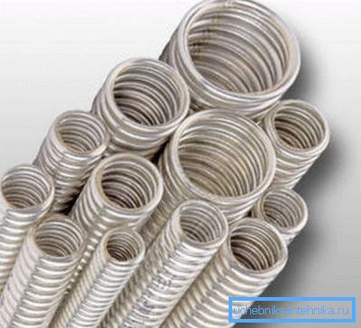 W przypadku niektórych rodzajów prac wciąż stosuje się materiały metalowe, ponieważ dodatkowo pełnią one funkcję rodzaju ekranu, co eliminuje wpływ prądów błądzących.