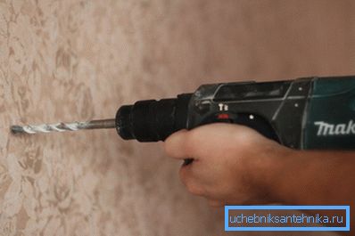 Do robienia dziur w ścianie lepiej jest użyć ciosu Do robienia dziur w ścianie lepiej jest użyć ciosu
