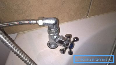 Do stacjonarnego montażu przepływowego grzejnika zamontowałem osobny kran z ceramiczną tuleją na krawędzi wanny. Do stacjonarnego montażu przepływowego grzejnika zamontowałem osobny kran z ceramiczną tuleją na krawędzi wanny.