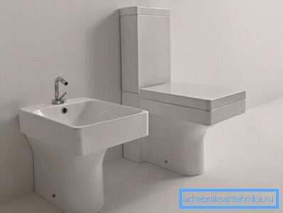 Dość często takie zapasy obejmują niski bidet, który jest zasadniczo małą umywalką lub małą wanną. Dość często takie zapasy obejmują niski bidet, który jest zasadniczo małą umywalką lub małą wanną.
