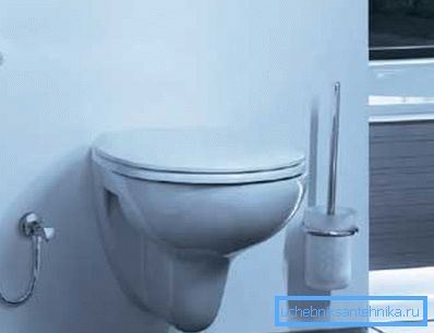 Bidet pod prysznic w toalecie pozwala zaoszczędzić miejsce