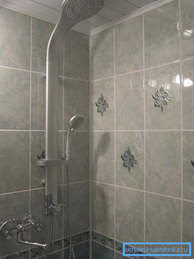 System prysznicowy z deszczownicą i mikserem w mieszkaniu System prysznicowy z deszczownicą i mikserem w mieszkaniu