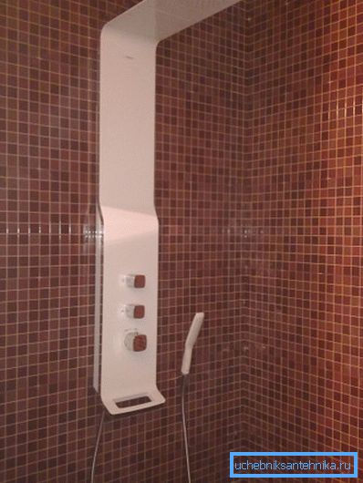 Zestaw natryskowy z górnym podlewaniem może mieć najbardziej futurystyczny design, ale funkcjonalność nie cierpi z tego powodu Zestaw natryskowy z górnym podlewaniem może mieć najbardziej futurystyczny design, ale funkcjonalność nie cierpi z tego powodu