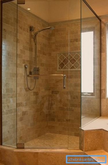 Rogi prysznicowe od 120 do 120 cm i więcej powinny być instalowane tylko w przestronnych łazienkach.