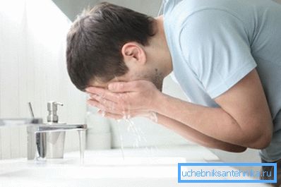 Obsługa kranu w łazience Obsługa kranu w łazience