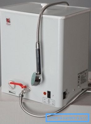 Elektryczny podgrzewacz wody do pryszniców EVBO-20/1, 25-1 może pracować zarówno z sieci jak iz wbudowanej baterii Elektryczny podgrzewacz wody do pryszniców EVBO-20/1, 25-1 może pracować zarówno z sieci jak iz wbudowanej baterii