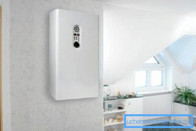 Kocioł elektryczny we wnętrzu wiejskiego domu Kocioł elektryczny we wnętrzu wiejskiego domu