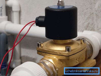 Elektryczny zawór wody na rurze doprowadzającej wodę Elektryczny zawór wody na rurze doprowadzającej wodę