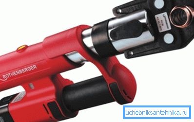 Urządzenie elektrohydrauliczne z zaciśniętą tuleją Urządzenie elektrohydrauliczne z zaciśniętą tuleją