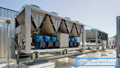 Elementy systemu HVAC umieszczane są na dachu budynku. Elementy systemu HVAC umieszczane są na dachu budynku.