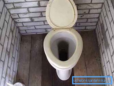 Kolejny wariant najprostszego projektu ceramicznej muszli klozetowej, który nie był ostatnio używany Kolejny wariant najprostszego projektu ceramicznej muszli klozetowej, który nie był ostatnio używany