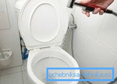 Innym ciekawym rozwiązaniem jest instalacja mini-prysznica jako bidetu, można go przymocować do miksera umywalkowego, a dodatkowa komunikacja eyelinerem nie będzie wymagana Innym ciekawym rozwiązaniem jest instalacja mini-prysznica jako bidetu, można go przymocować do miksera umywalkowego, a dodatkowa komunikacja eyelinerem nie będzie wymagana