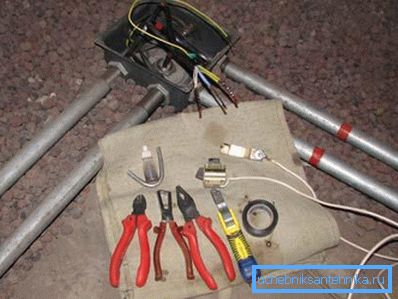 Jeśli istnieje ryzyko, że zaatakują kabel, lepiej z góry go wykluczyć. Jeśli istnieje ryzyko, że zaatakują kabel, lepiej z góry go wykluczyć.