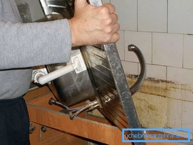 Jeśli to możliwe, przed wymianą kranu w kuchni lepiej jest wyjąć zlew Jeśli to możliwe, przed wymianą kranu w kuchni lepiej jest wyjąć zlew
