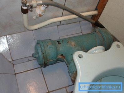 Jeśli cały ciężar zbiornika z wodą spadnie na uszy toalety, wcześniej czy później doprowadzi to do naturalnego finału.