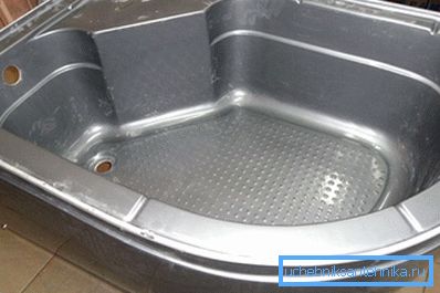Istnieją również produkty metalowe powlekane środkami ochronnymi, które zapobiegają szkodliwym wpływom wody. Istnieją również produkty metalowe powlekane środkami ochronnymi, które zapobiegają szkodliwym wpływom wody.