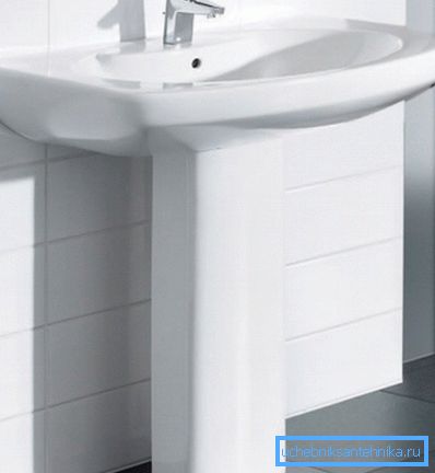 Umywalka porcelanowa z postumentem. Umywalka porcelanowa z postumentem.