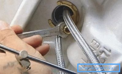 Mocowanie urządzenia za pomocą sworznia i nakrętki