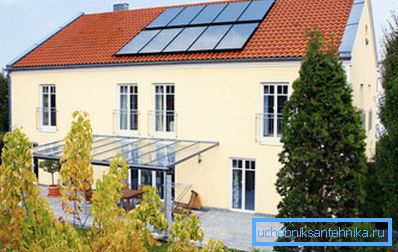 Zdjęcia domu, na dachu którego zainstalowane są kolektory słoneczne Zdjęcia domu, na dachu którego zainstalowane są kolektory słoneczne