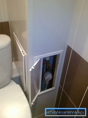 Zdjęcie plastikowe pudełko w toalecie Zdjęcie plastikowe pudełko w toalecie
