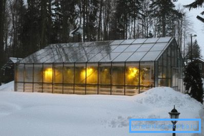 Fotografia szklarnia ogrzewająca w zimie Fotografia szklarnia ogrzewająca w zimie