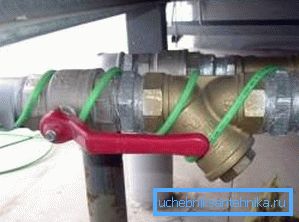 Zdjęcie zainstalowanego kabla elektrycznego do podgrzewania wody Zdjęcie zainstalowanego kabla elektrycznego do podgrzewania wody
